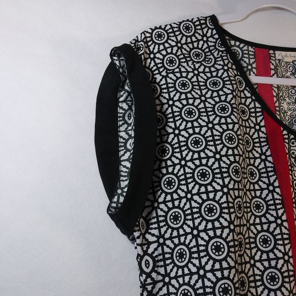 Antilia Femme Black Red Medallion Cuffed Short Sleeve Blouse Top Size M - Picture 3 of 6